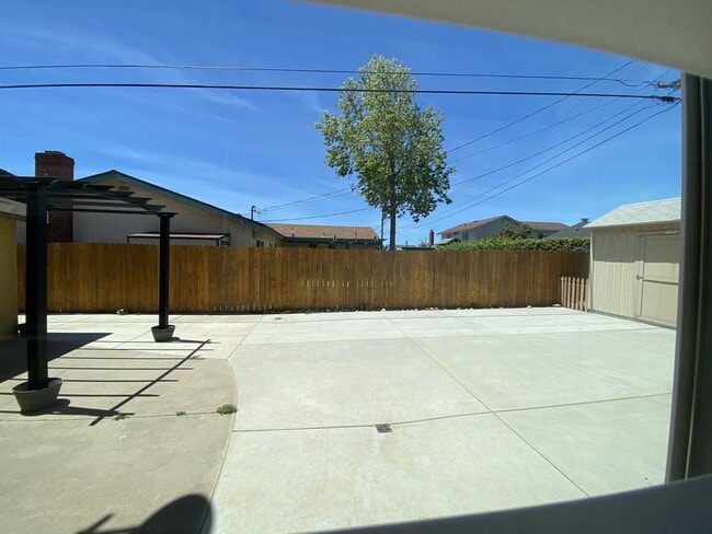 Building Photo - Private Room with Ensuite Bath in Lompoc
