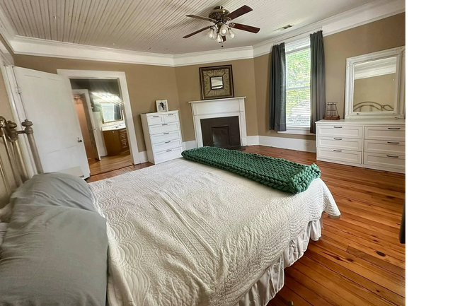 Building Photo - **Charming Small-Town Home Near Clark's Hi...