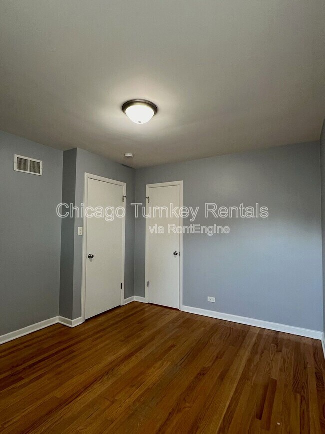 Building Photo - 1006 E 163rd Pl