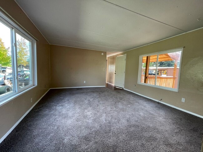 Building Photo - 2 bedroom 2 bath mobile walking distance to restaurants and stores