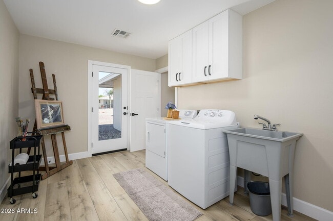 Building Photo - 9702 W Pineridge Dr