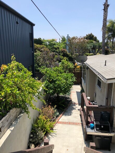 Building Photo - 643 Santa Clara Ave