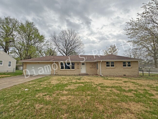 Primary Photo - 6 Car Garage! Beautifully Remodeled 3 Bedr...