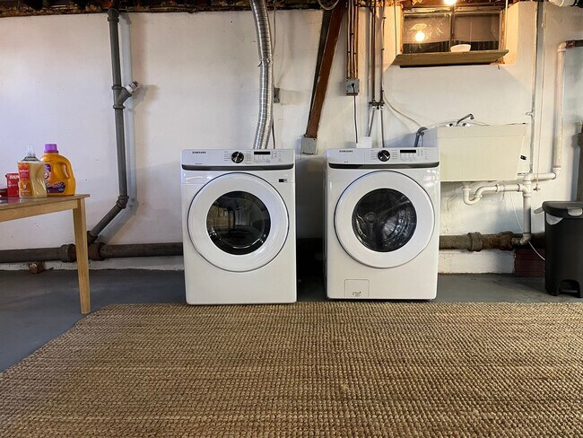 Building Photo - 3 Bedroom 2 Bath Fairfield House Near Southport