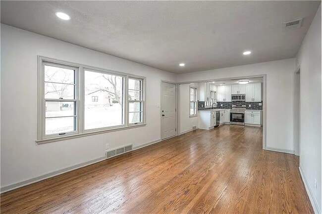 Building Photo - 7405 Glenwood Ln