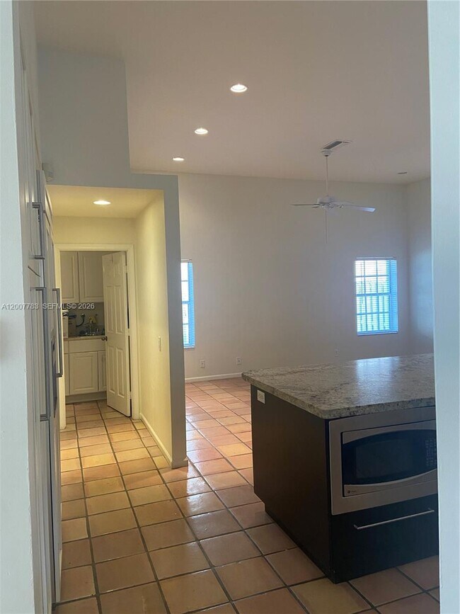 Building Photo - 659 Verona Pl