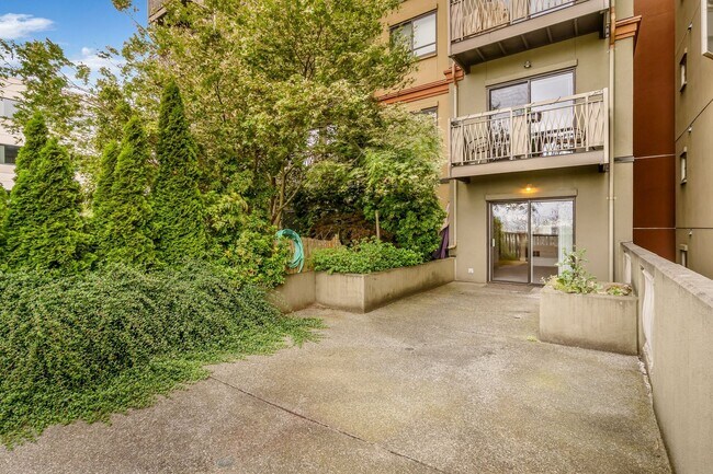 Building Photo - Uptown 2 bedroom 1 bath with garage parkin...