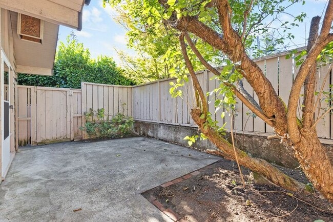 Building Photo - 6780 SW Canyon Terrace