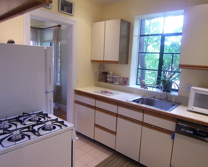 Building Photo - 97 Strathmore Rd