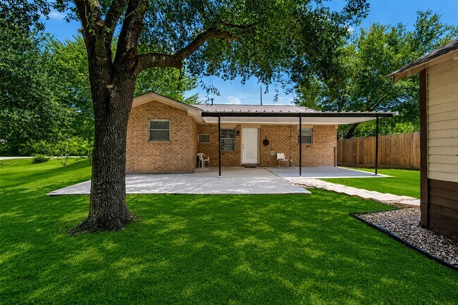Building Photo - 235 Live Oak St