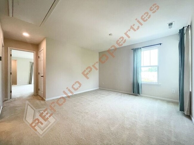 Building Photo - Beautiful 4 Bedroom 2.5 Bathroom End Unit ...