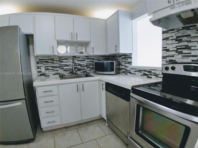 Building Photo - 1228 West Ave