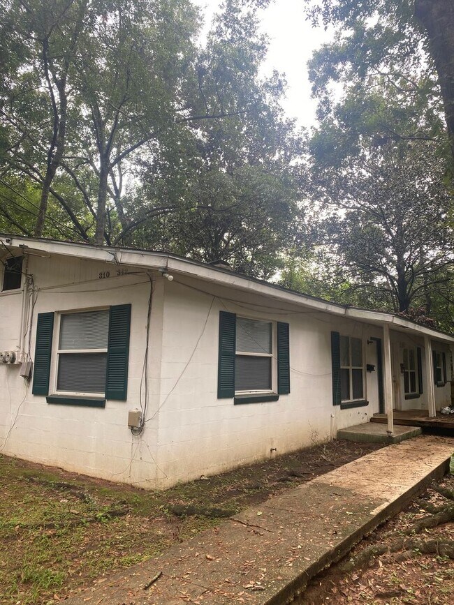 Spacious 2 BR 1 BA Located in Myers Park. 312 Lewis St