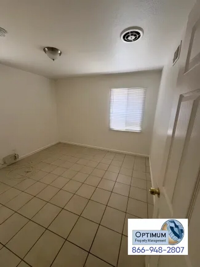 Building Photo - 3-Bedroom 1-Bathroom Home with Fireplace, Front Yard & Private Back Patio in Victorville