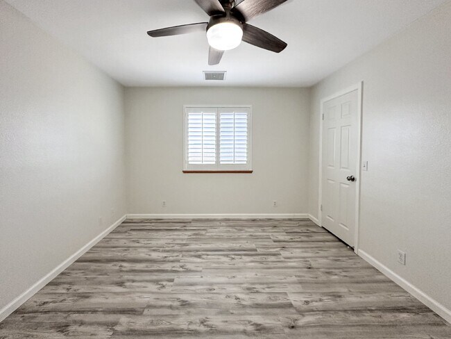 Building Photo - 1240 W Mariposa Ave