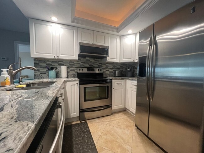 Building Photo - BEAUTIFUL and Renovated Riverfront Furnish...