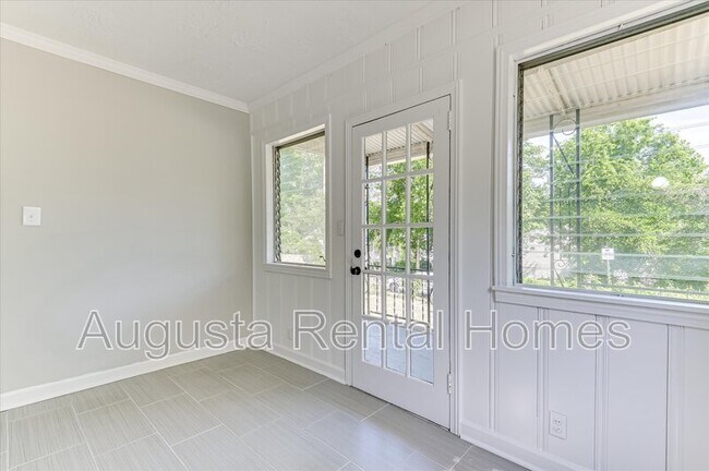 Building Photo - 3210 York Dr