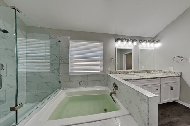 Building Photo - 1015 S Wellsford Dr