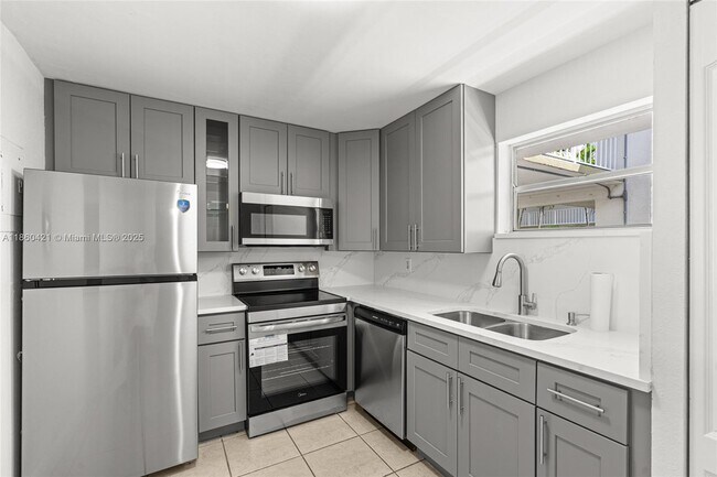 Primary Photo - 4215 N University Dr