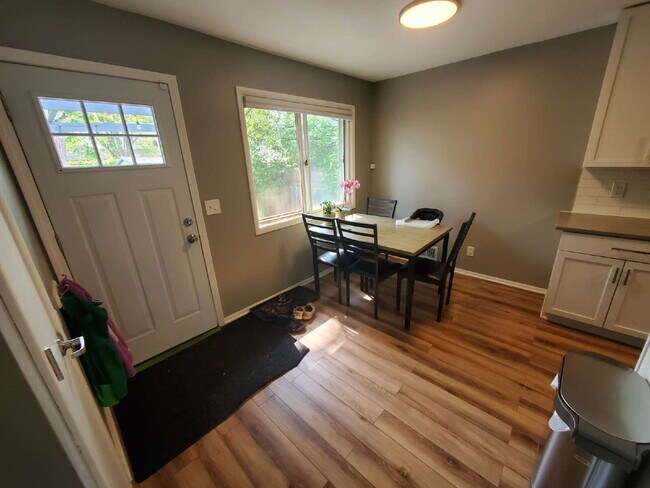 Building Photo - 4 bed 2 bath Comfortable and spacious single-family house, in NE Minneapolis