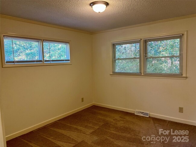 Building Photo - 124 Hillcrest Dr