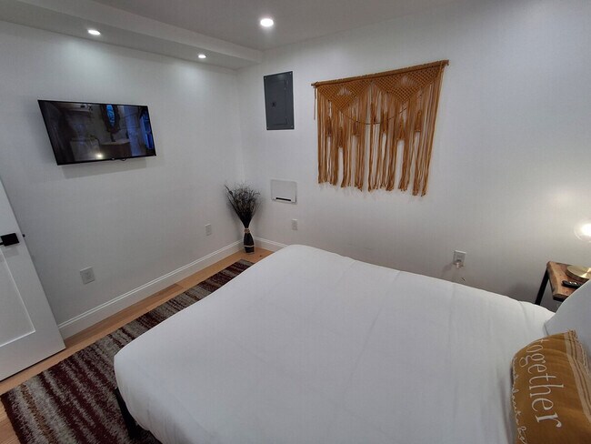 Building Photo - 919 Atwells Ave