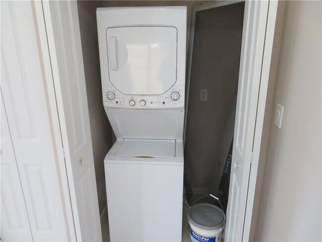 Building Photo - 1944 Sheridan St