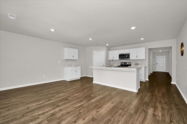 Building Photo - 4 Bedroom, 2 Bath