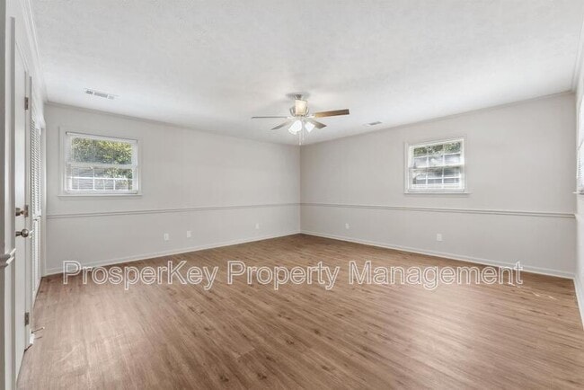 Building Photo - 4924 Roxbury Dr
