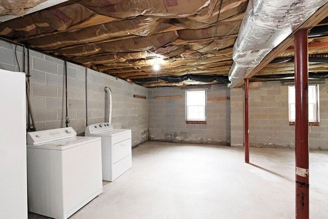 Building Photo - Move-in Ready One Level Home Walkable to C...