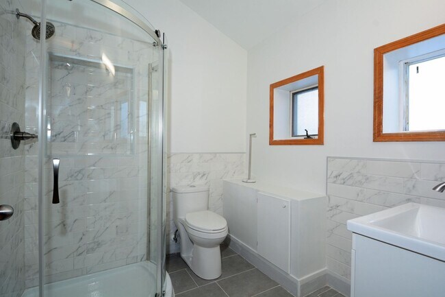 Building Photo - 814 Grand Ave