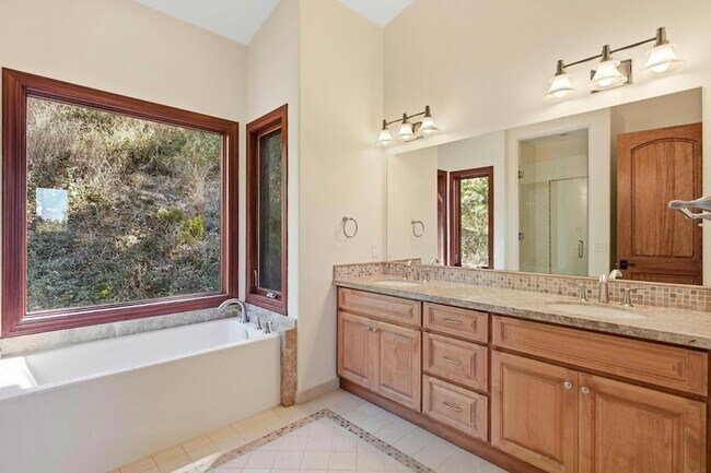 Building Photo - 3911 Pepper Tree Ct