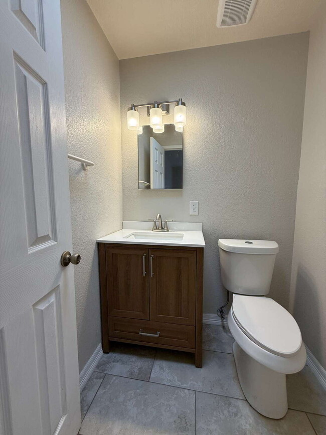 Building Photo - 955 Versailles Dr