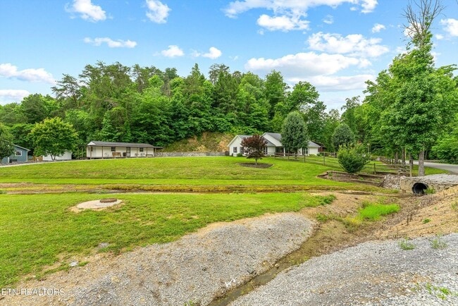 Building Photo - 519 Country Oaks Dr