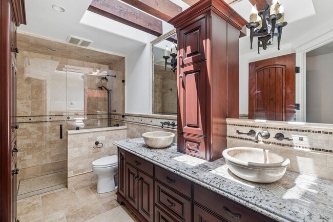 Building Photo - Charming 3BD Home in Coveted Newport Heights