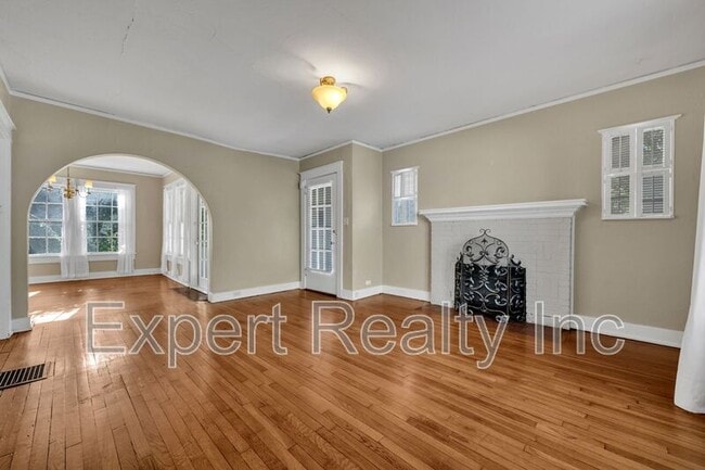 Building Photo - 1542 Somerset Dr