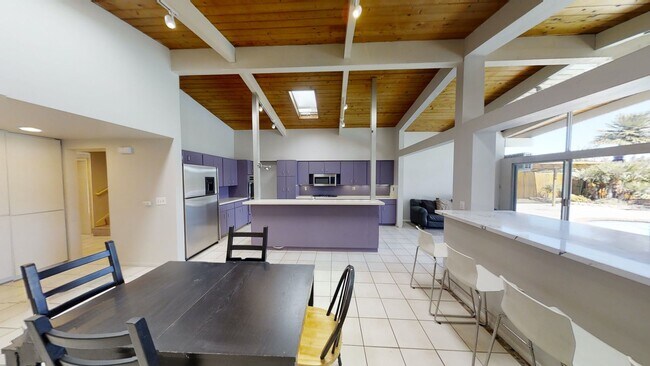 Building Photo - POOL house! BIG rooms! 8 Bedrooms