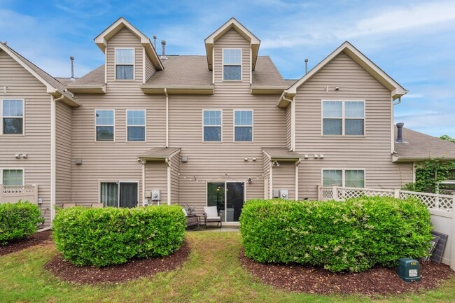 Building Photo - Beautiful 3 story townhome with office in ...