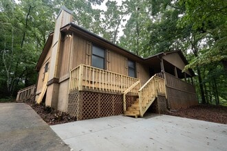 Building Photo - Quiet 3-bed 2-bath Spacious Home