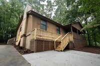 Building Photo - Quiet 3-bed 2-bath Spacious Home