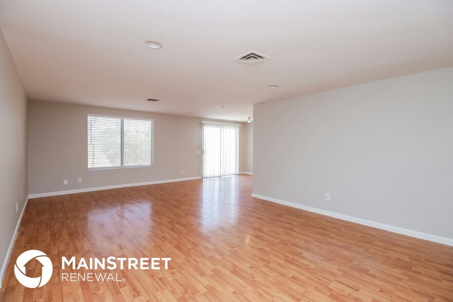 Building Photo - 2114 N Comanche Dr