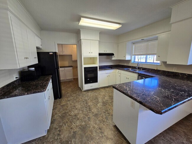 Building Photo - Spacious 3 Bedroom 2 Bath in Bryan!