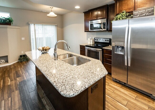 Building Photo - Newer Townhome Near Briargate