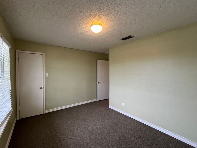 Building Photo - Southside Townhome