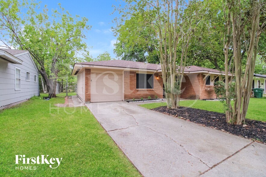 Building Photo - 4415 Akard St
