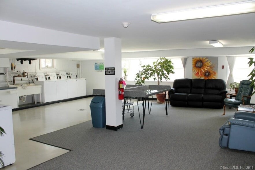 Building Photo - 893 Farmington Ave