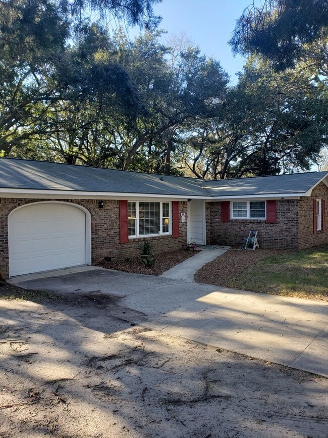 Building Photo - Three Bedroom Ranch in Mount Pleasant