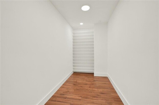 Building Photo - 3270 Brookview Dr