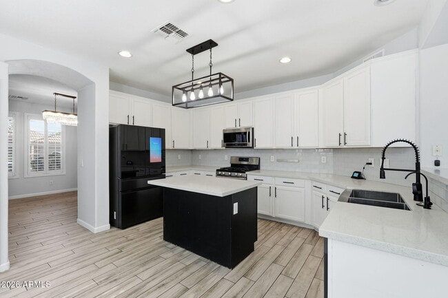 Building Photo - 11402 W Alvarado Rd