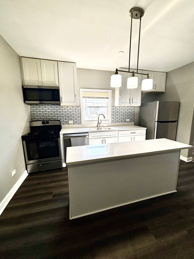 Building Photo - 4 Bedroom Beauty